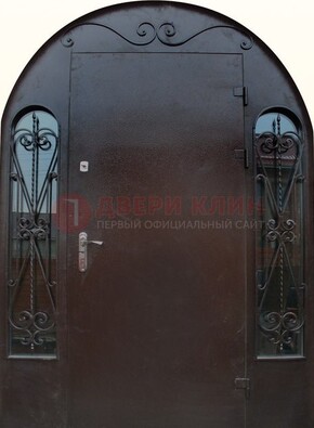 Арочная дверь со стеклом и ковкой ДА-16 под старину в Брянске