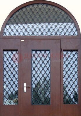 Крепкая стальная арочная дверь со стеклом и ковкой ДА-21 в Брянске