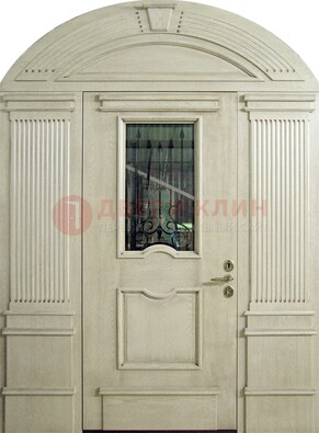 Белая входная дверь массив со стеклом и ковкой ДА-49 в Брянске