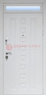 Белая металлическая дверь с фрамугой для коттеджа ДФГ-21 в Брянске