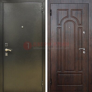 Железная темно-серая дверь с порошковым напылением и МДФ Тисненый орех ДП-275 в Брянске