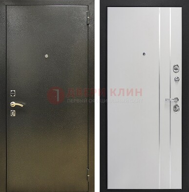 Железная темная дверь с порошковым покрытием и белая МДФ с молдингами  ДП-296 в Брянске