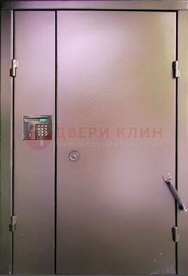 Коричневая стальная дверь в подъезд ДПД-1 в Брянске