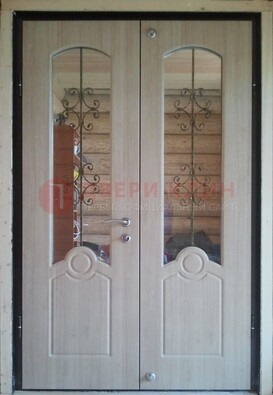 Парадная дверь со стеклянными вставками и ковкой ДПР-23 в деревянный дом в Брянске