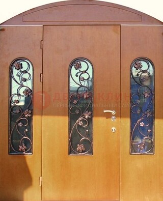 Парадная дверь со стеклянными вставками и ковкой ДПР-28 в общественное здание в Брянске