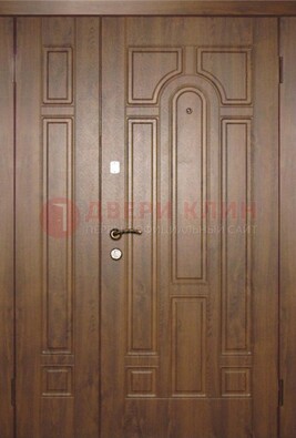 Двухстворчатая коричневая парадная дверь ДПР-48 в Брянске