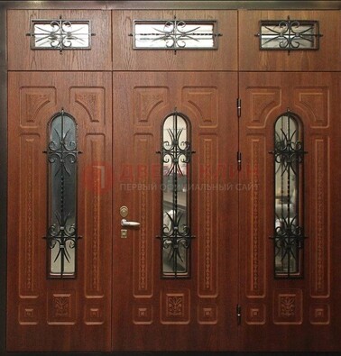 Парадная дверь с металлическими вставками и ковкой ДПР-72 в дом в Брянске