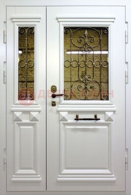 Белая парадная металлическая дверь со стеклом и ковкой ДПР-83 в Брянске