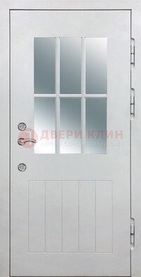 Белая уличная дверь со стеклом ДС-30 в Брянске