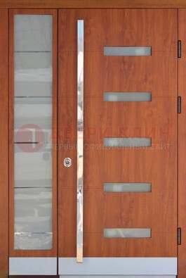 Коричневая металлическая дверь со стеклом ДС-72 в Брянске