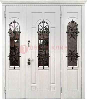 Белая распашная стальная дверь со стеклом и ковкой ДСК-125 в Брянске