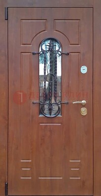 Темная железная дверь со стеклом и ковкой в коричневом цвете ДСК-154 в Сургуте