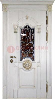 Белая железная дверь со стеклом и ковкой для кирпичного дома ДСК-155 в Брянске