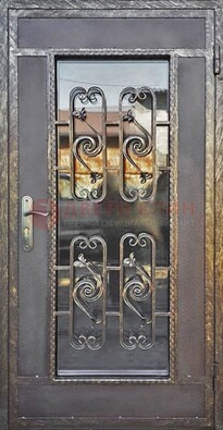 Коричневая наружная дверь порошок со стеклом и ковкой ДСК-160 в Брянске