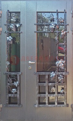 Распашная уличная дверь Порошок со стеклом и ковкой ДСК-221 в Брянске