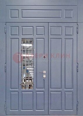 Серая двухстворчатая дверь Винорит со стеклом и ковкой ДСК-234 RAL 7024 в Брянске