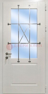 Белая простая железная дверь Винорит со стеклом и ковкой ДСК-257 в Брянске