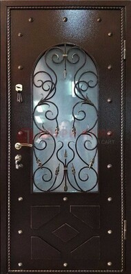 Влагостойкая дверь со стеклом и ковкой с декором ДСК-37 в Дмитрове