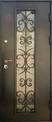 Входная дверь Дверь со стеклом и ковкой черного цвета ДСК-76 для веранды в Брянске