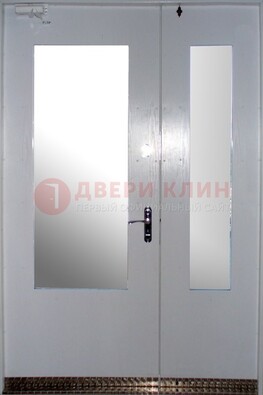 Белая  тамбурная дверь со стеклянными вставками ДТМ-18 в Брянске