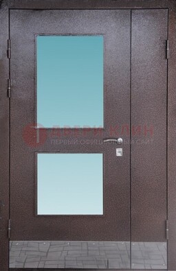 Коричневая тамбурная дверь со стеклянными вставками ДТМ-21 в Брянске