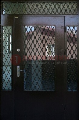 Коричневая тамбурная дверь со стеклянными вставками и ковкой ДТМ-32 в Брянске
