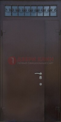 Коричневая тамбурная дверь со стеклянными вставками и ковкой ДТМ-39 в Брянске