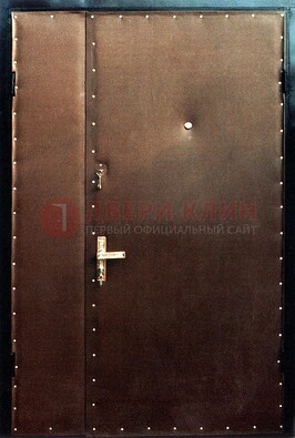 Коричневая тамбурная дверь с оформлением ДТМ-40 в Брянске