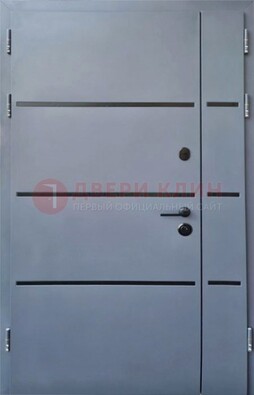 Серая металлическая тамбурная дверь с молдингами ДТМ-42 в Брянске