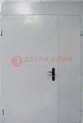Белая металлическая тамбурная дверь ДТМ-5 в Брянске