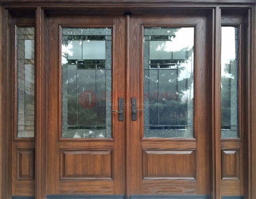 Распашная стальная дверь с массивом с витражом и фрамугами ВЖ-21 в Брянске