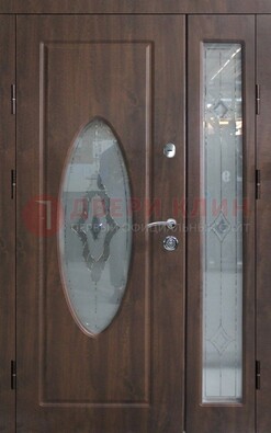 Коричневая двухстворчатая железная дверь с МДФ и витражом ВЖ-33 в Брянске